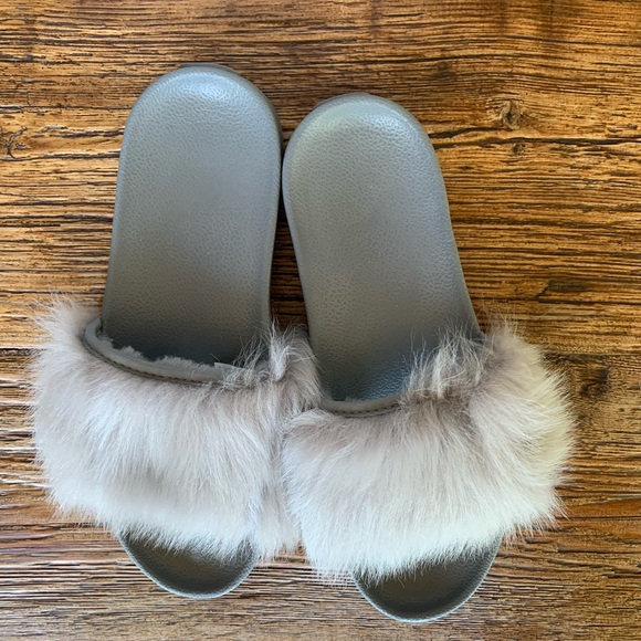 Ugg Slippers size 7. Never worn, brand new. Grey color. No box - Picture 4 of 7